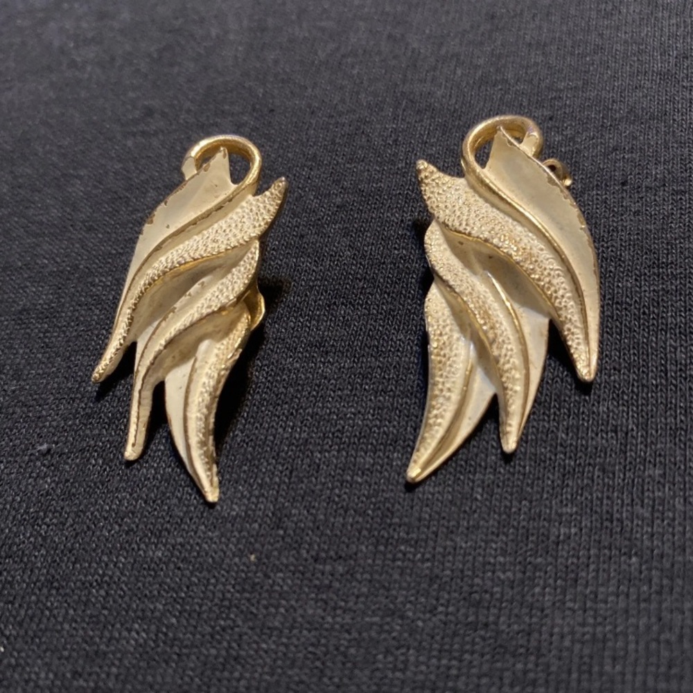Vintage Signed ART White And Gold Tone Clip On Earrings RARE